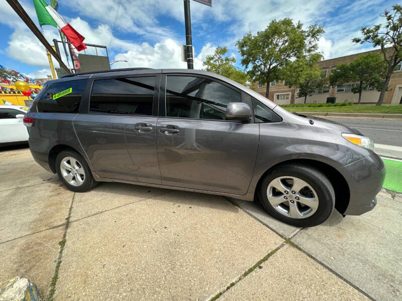 2011 Toyota Sienna LE photo 5