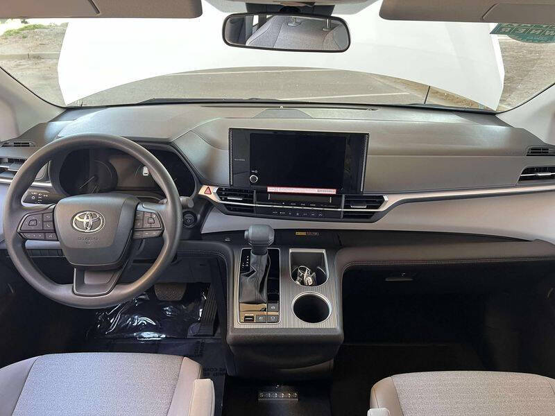 2025 Toyota Sienna LE 8-Passenger