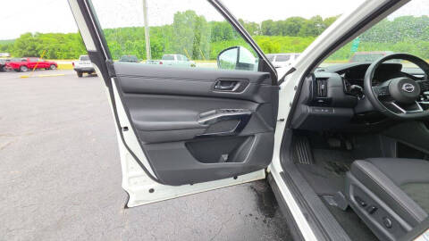 2025 Nissan Pathfinder SV