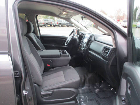 2023 Nissan Titan SV