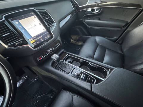 2017 Volvo XC90 T6 Momentum