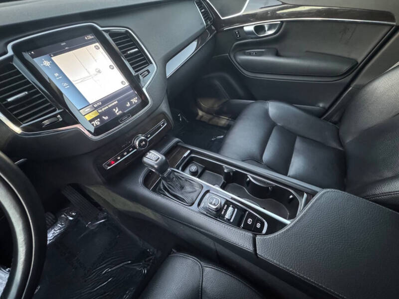 2017 Volvo XC90 T6 Momentum