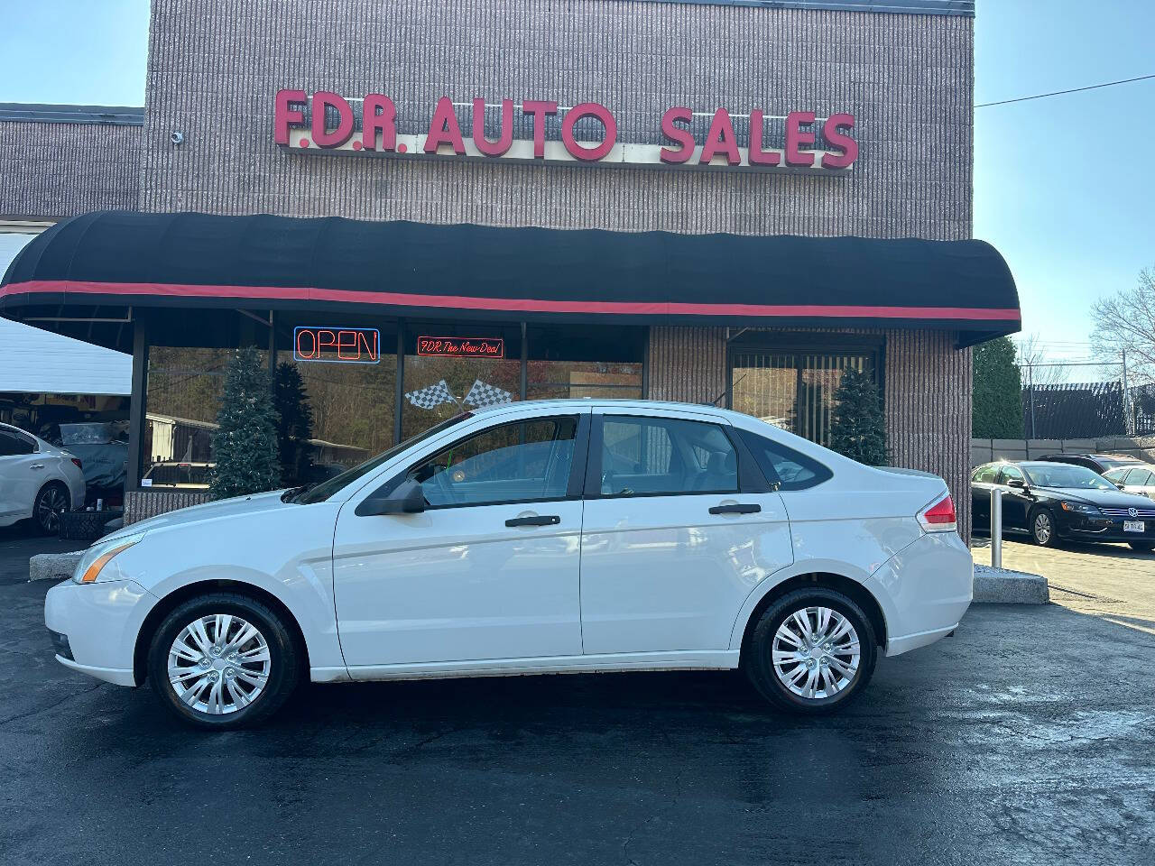 White 2009 Ford Focus S S 4dr Sedan 1