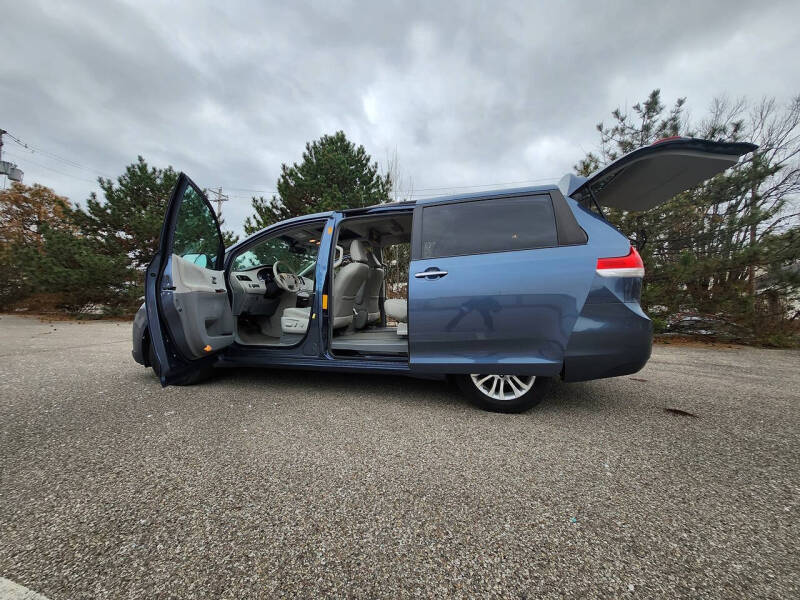 2013 Toyota Sienna XLE 8-Passenger