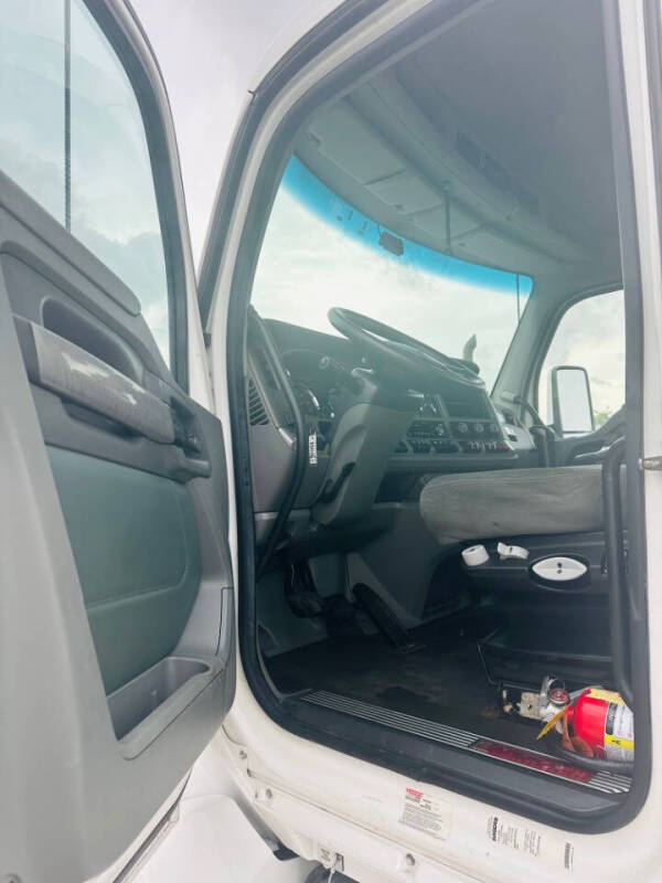 2015 Kenworth T-680 Day Cab