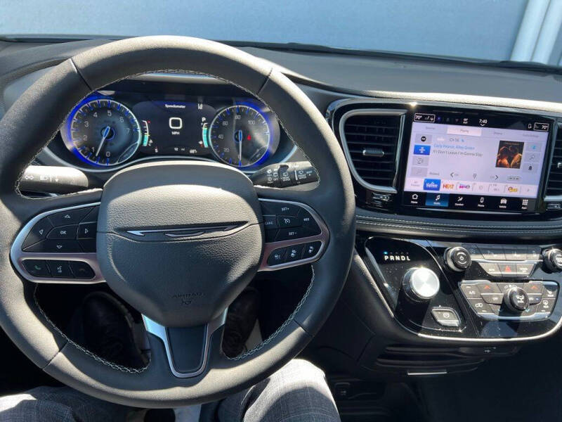 2027 Chrysler Pacifica Select
