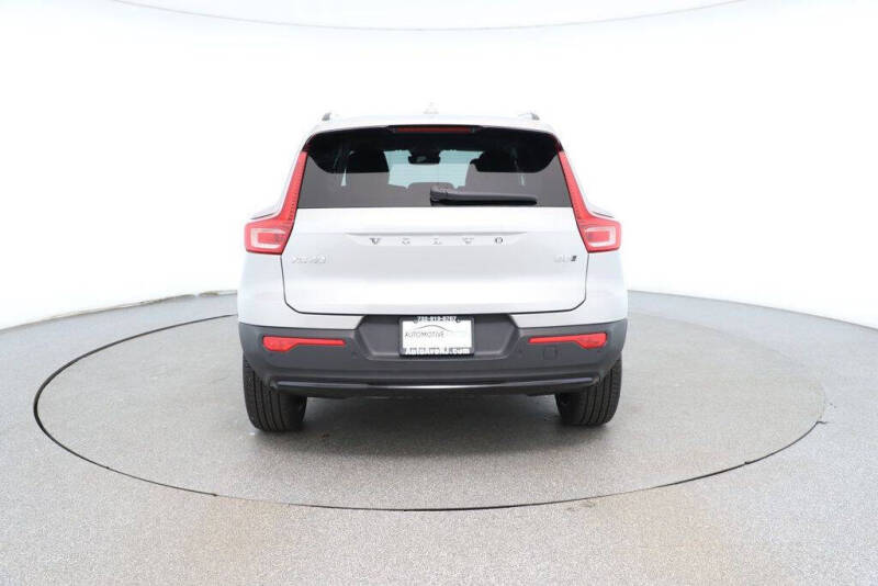 2024 Volvo XC40 B5 Plus Dark Theme