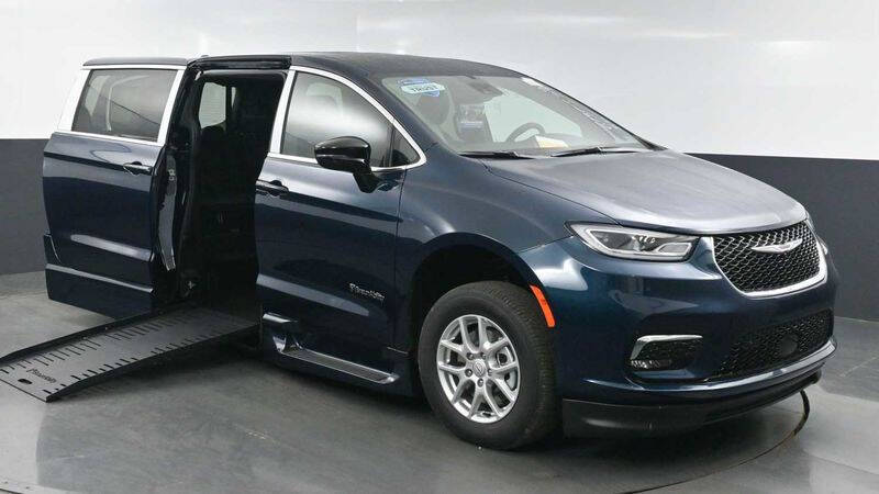 2025 Chrysler Pacifica Select's photo