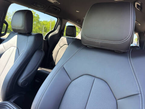 2027 Chrysler Pacifica Select