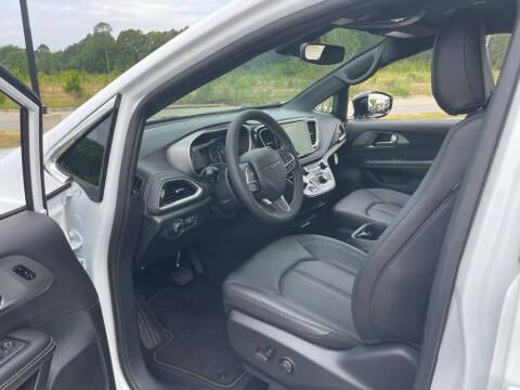 2027 Chrysler Pacifica Select