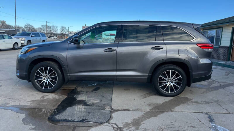 Used 2018 Toyota Highlander SE with VIN 5TDJZRFHXJS816949 for sale in Mcpherson, KS
