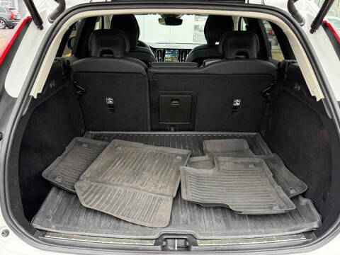 2024 Volvo XC60 B5 Plus Dark Theme