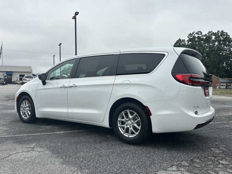 2027 Chrysler Pacifica Select