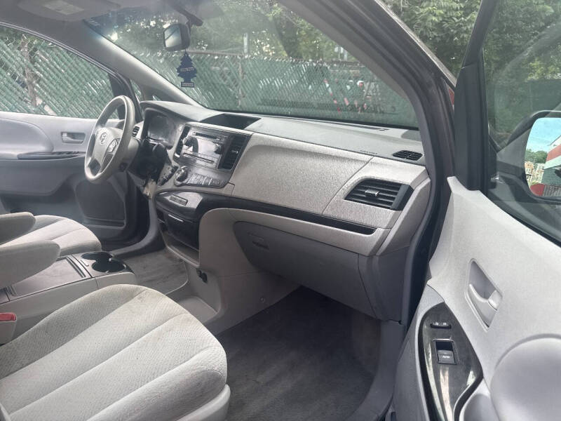 2013 Toyota Sienna LE 8-Passenger