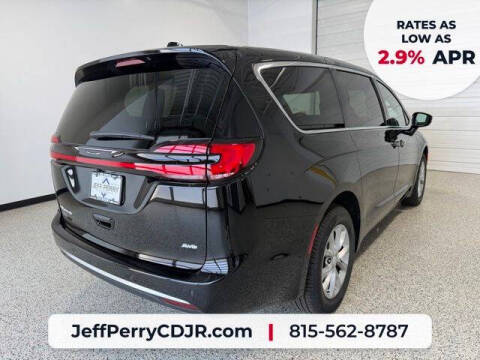 2027 Chrysler Pacifica Select
