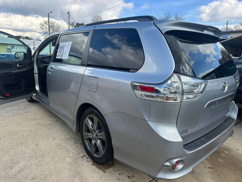 2018 Toyota Sienna SE 8-Passenger