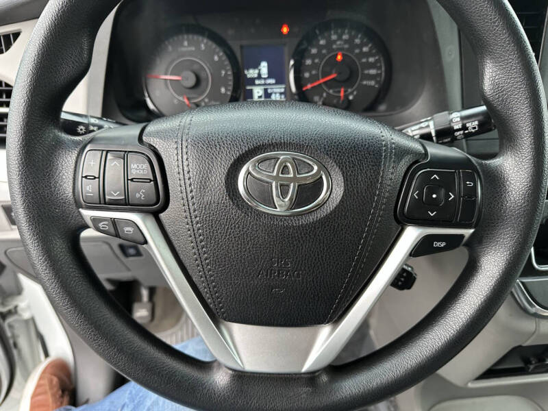 2017 Toyota Sienna LE 8-Passenger