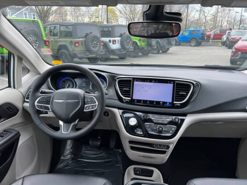 2024 Chrysler Pacifica Touring L