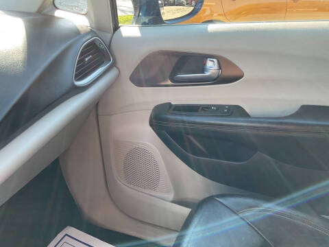 2017 Chrysler Pacifica Touring-L