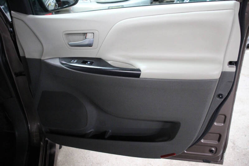 2018 Toyota Sienna LE 7-Passenger