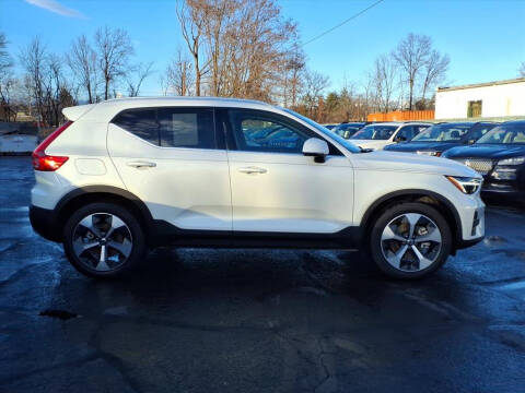 2025 Volvo XC40 B5 Plus Bright Theme