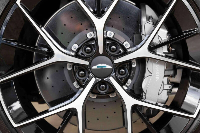 2025 Aston Martin DBX 707