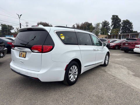2017 Chrysler Pacifica Touring Plus