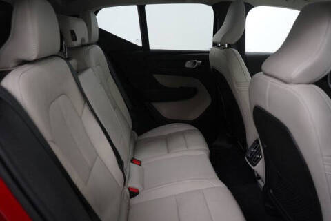 2023 Volvo XC40 B5 Ultimate Dark Theme