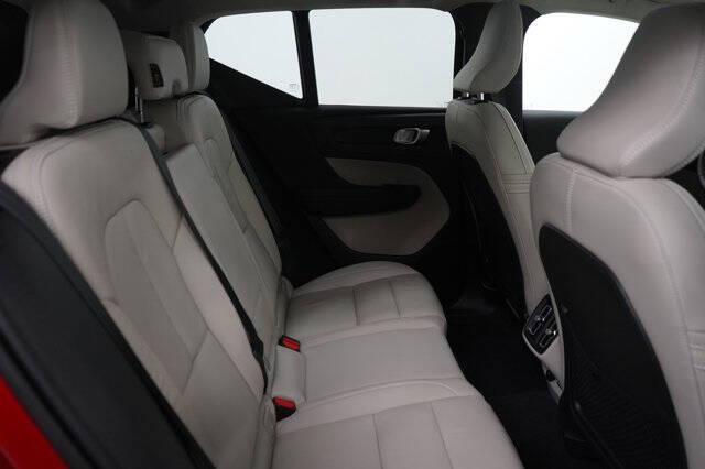 2023 Volvo XC40 B5 Ultimate Dark Theme