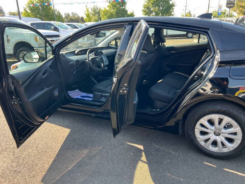 2022 Toyota Prius LE