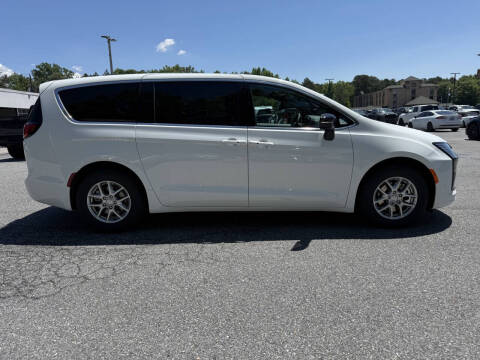 2027 Chrysler Pacifica Select