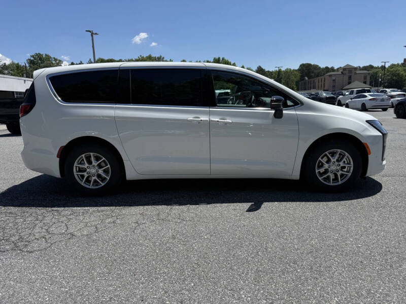 2027 Chrysler Pacifica Select