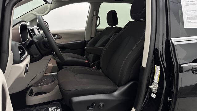 2024 Chrysler Voyager LX
