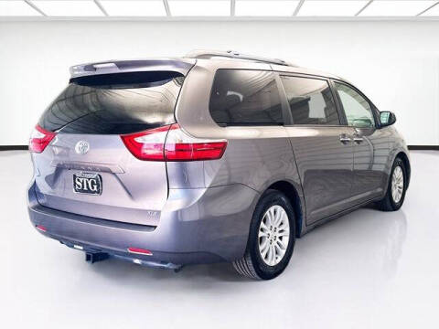 2017 Toyota Sienna XLE 7-Passenger Auto Access Seat