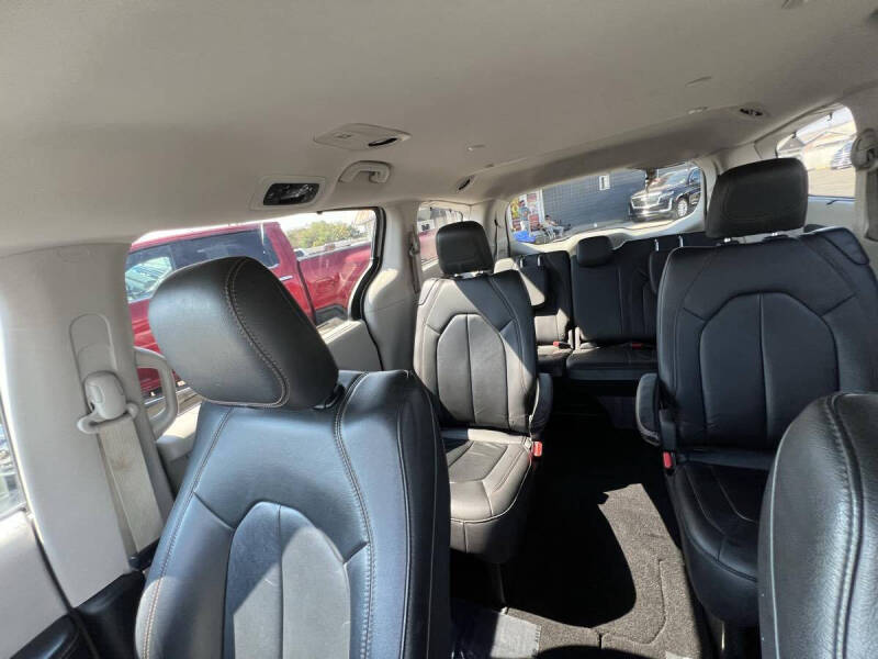 2017 Chrysler Pacifica Touring-L