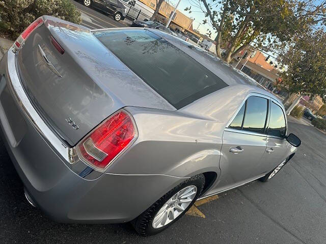 2014 Chrysler 300 Base photo 23