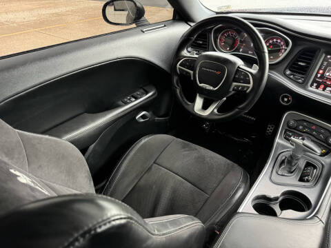 2016 Dodge Challenger 392 HEMI Scat Pack Shaker