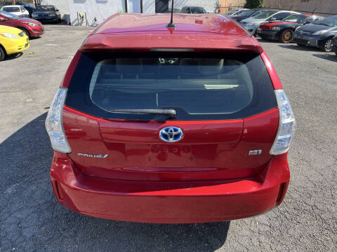 2012 Toyota Prius v Five