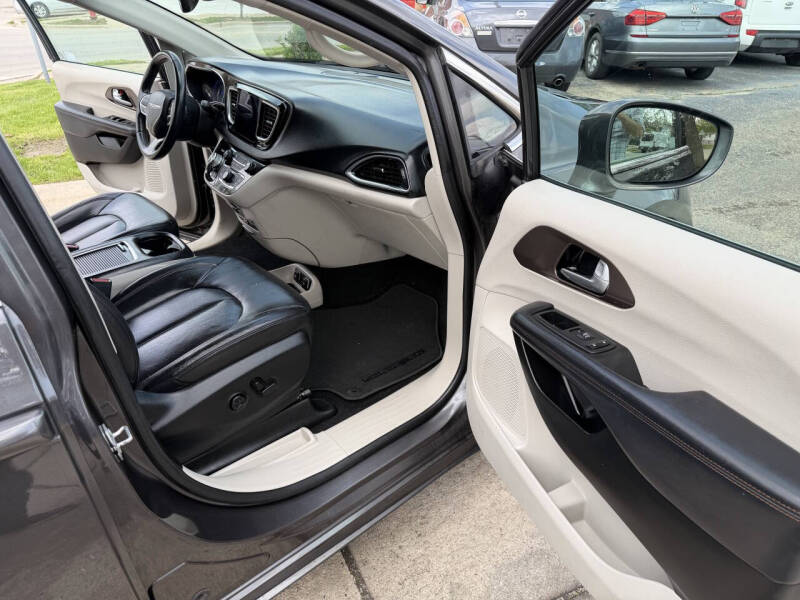 2017 Chrysler Pacifica Touring-L Plus