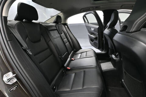 2022 Volvo S60 Recharge T8 R-Design Expression