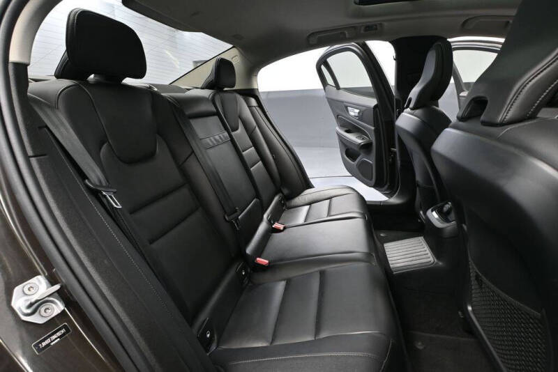2022 Volvo S60 Recharge T8 R-Design Expression