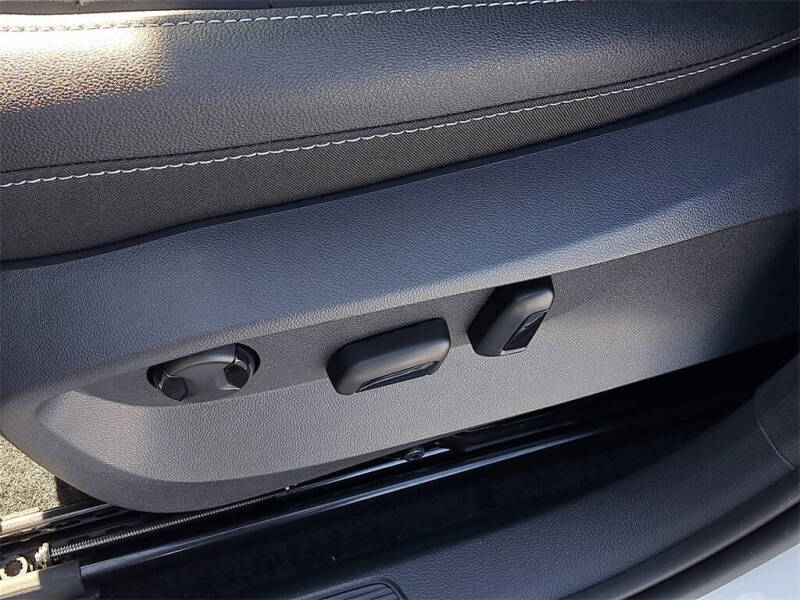 2026 Volkswagen Taos SE Black