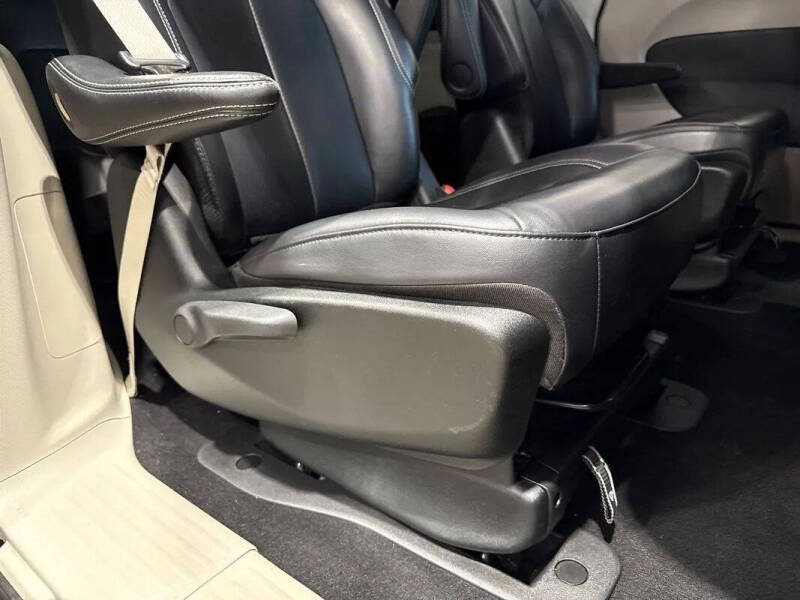 2024 Chrysler Pacifica Plug-In Hybrid Select