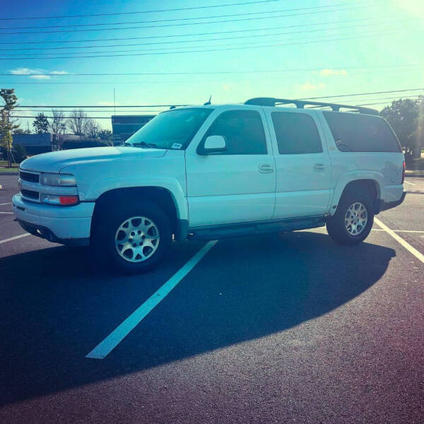 2004 Chevrolet Suburban LS's photo