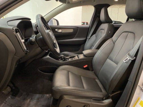2025 Volvo XC40 B5 Core Bright Theme