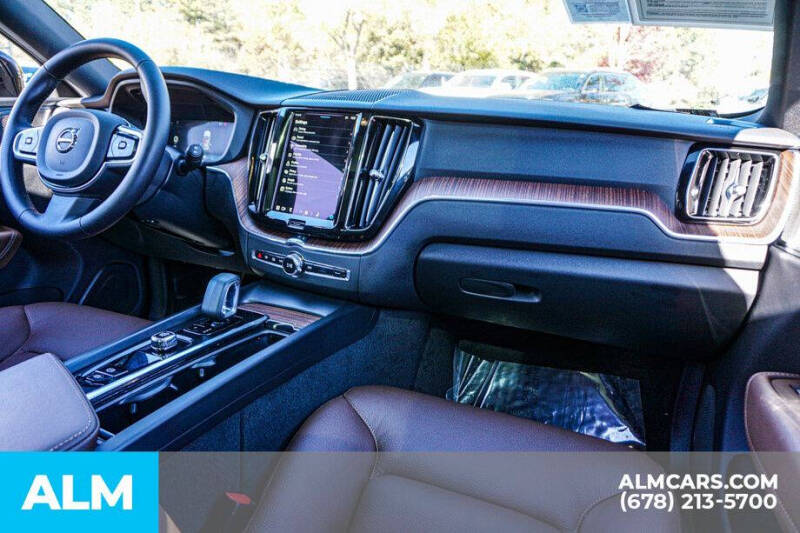 2024 Volvo XC60 Recharge T8 Plus Dark Theme