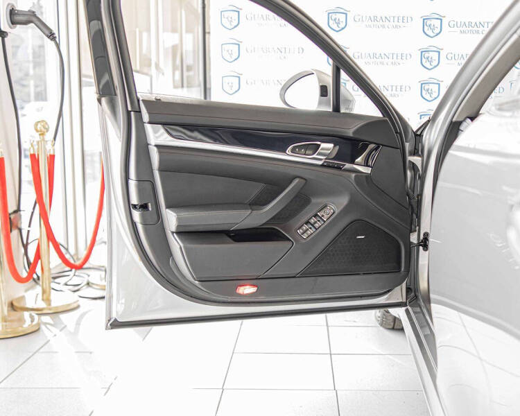 2016 Porsche Panamera 4 Edition