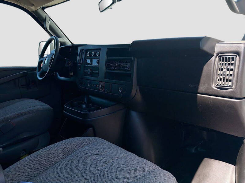 2025 Chevrolet Express 3500