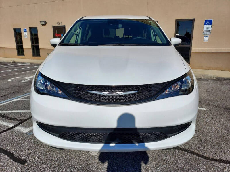 2022 Chrysler Voyager LX