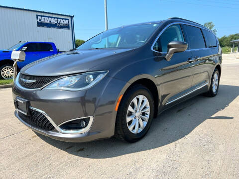 2017 Chrysler Pacifica for sale at Perfection Auto Detailing & Wheels in Bloomington IL